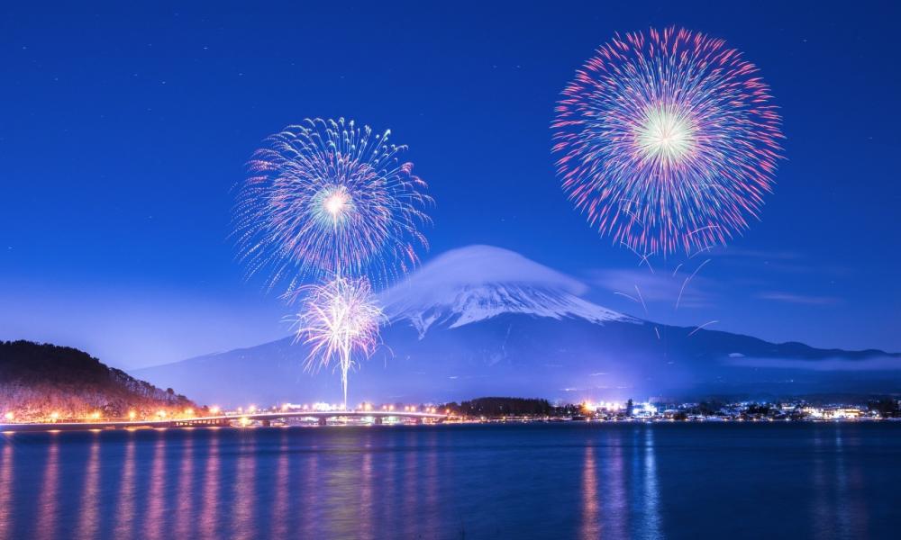 Δεκάδες πυροτεχνήματα εκτοξεύθηκαν στην Ιαπωνία για να 