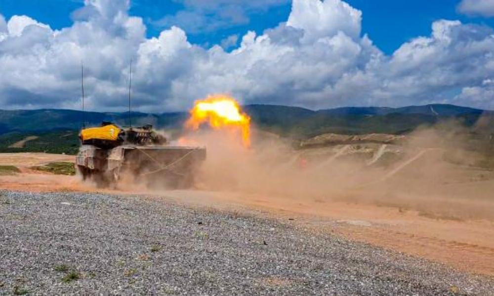 άρματα μάχης και ελικόπτερα Apache