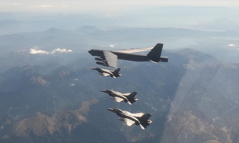 Ελληνικά F-16 συνοδεύουν B-52