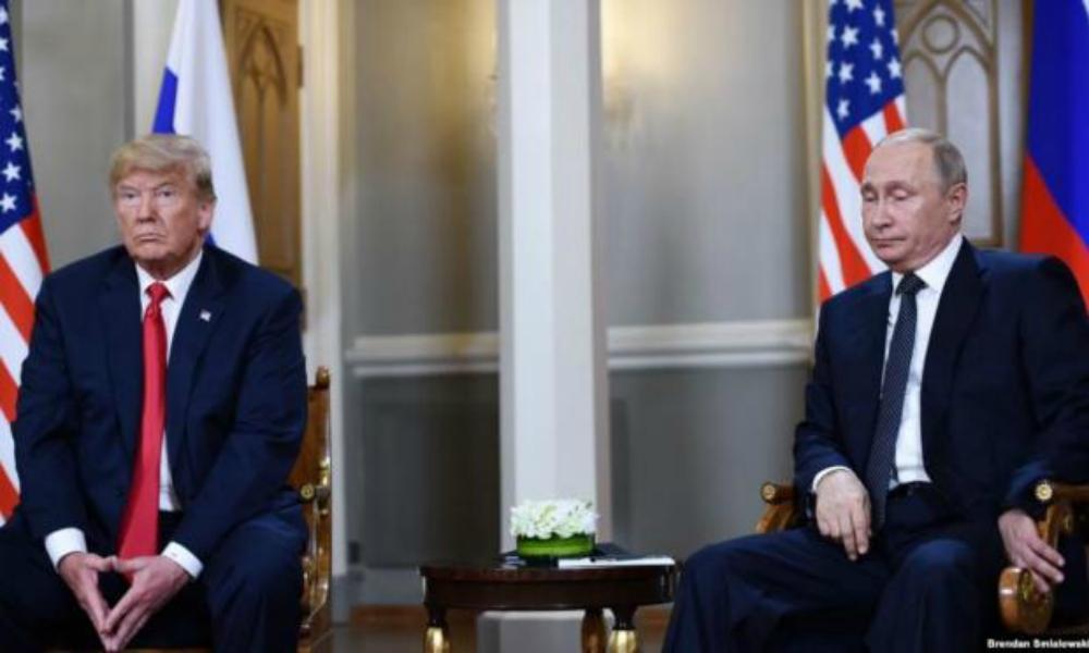 Τράμπ-Πούτιν αποφασίζουν παρασκηνιακά για το μέλλον της Ουκρανίας με την ΕΕ να παρακολουθεί σε ρόλο χαμένου κομπάρσου.