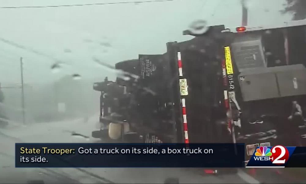 τυφώνας παρασέρνει φορτηγό
