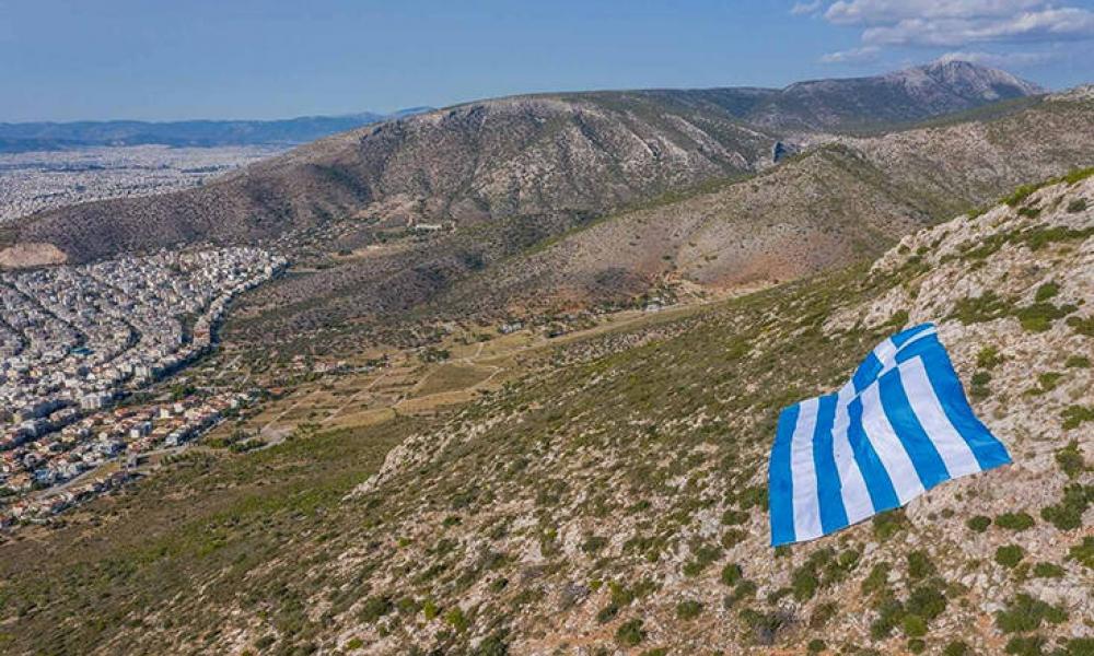 Ελληνική σημαία στον Υμηττό