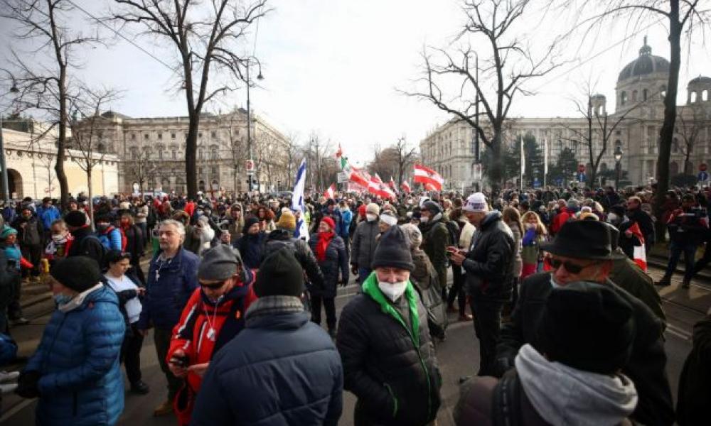 Αυστρία: Χιλιάδες διαδηλωτές στους δρόμους κατά των περιοριστικών μέτρων |  Pentapostagma