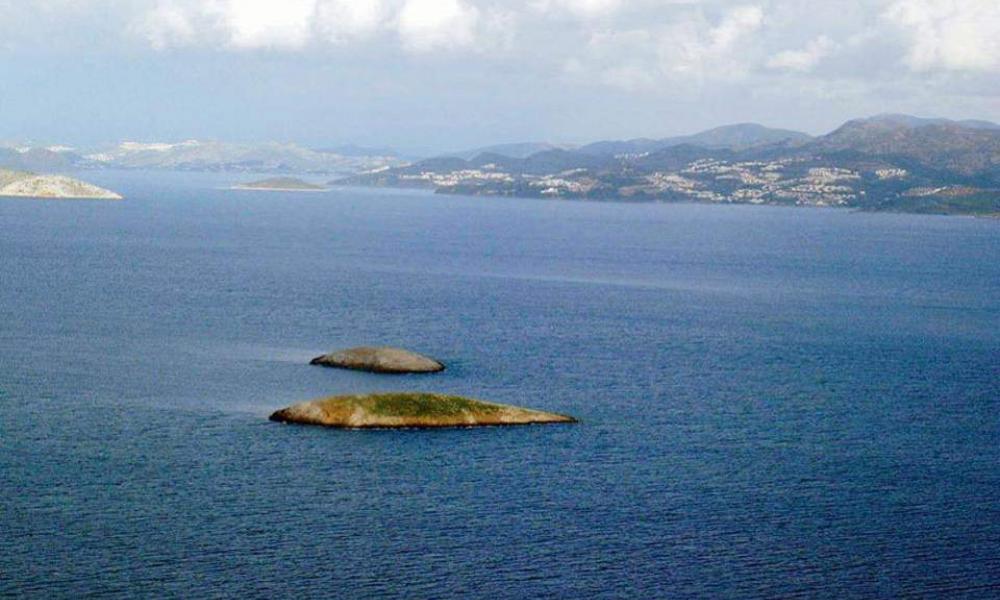Συγκλονιστικές στιγμές: Έλληνας καπετάνιος έριξε στεφάνι στα Ίμια