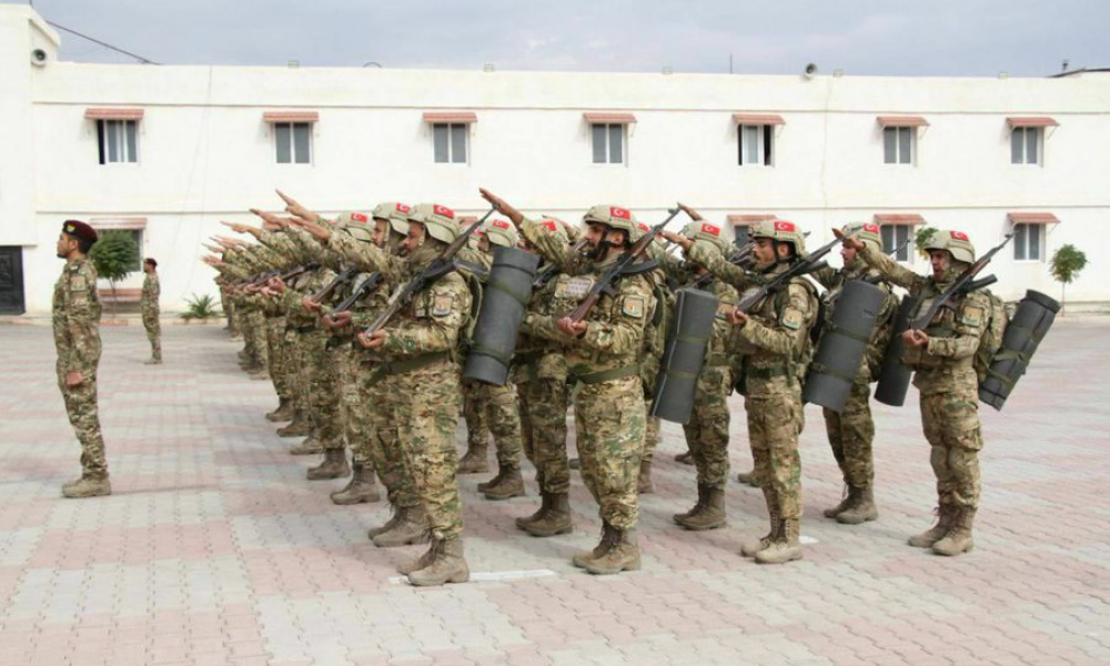 Φιλότουρκοι ισλαμιστές με ναζιστικό χαιρετισμό έτοιμοι για επίθεση στην Συρία-Περίπου 300 χιλ στρατό ετοίμασε ο Άσαντ