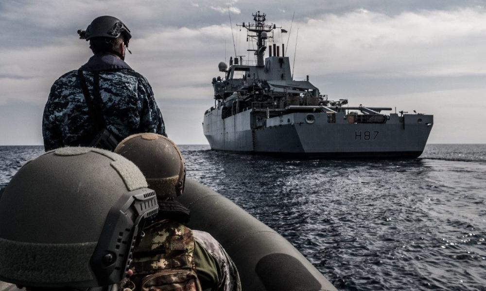 Συνεχίζεται το θρίλερ έξω από την Σούδα-Μετακίνηση και γαλλικών μονάδων επιφανείας απέναντι στα ρωσικά πλοία.