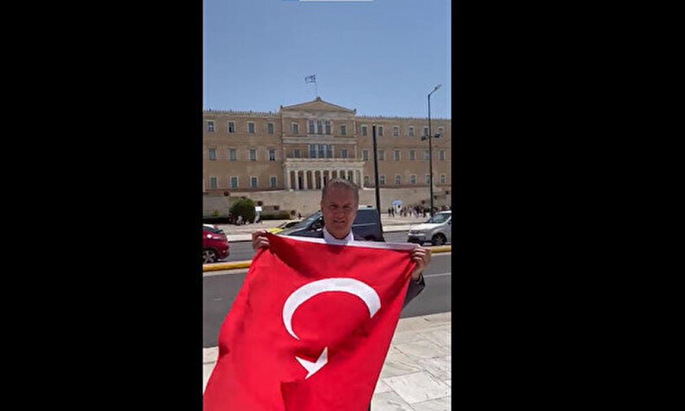 Τούρκος Πολιτικάντης σήκωσε την τουρκική σημαία έξω από την Βουλή- Καλεί τον Μητσοτάκη σε ειρήνη!