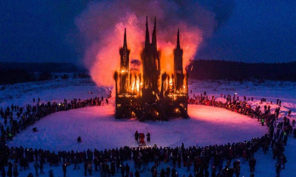 ρωσική εκκλησία καίγεται