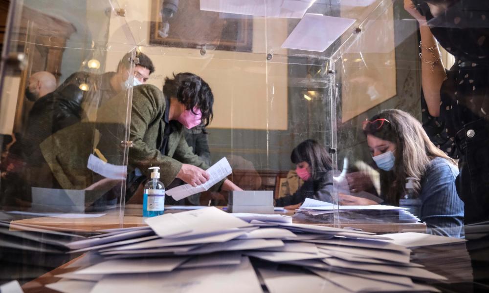 Guardian για τις ελληνικές εκλογές: «Οι πολιτικοί αρχηγοί προσπαθούν να πείσουν τους νέους να ψηφίσουν μέσω TikTok».