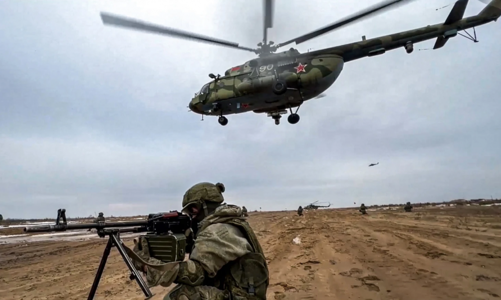 Ρώσος στρατιώτης και ελικόπτερο