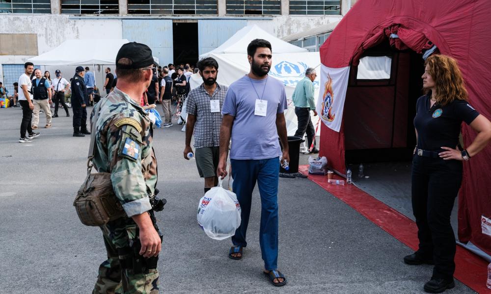 Δασκαλεμένοι από ΜΚΟ Πακιστανοί επιζώντες του ναυαγίου της Πύλου ζητούν αποζημίωση από το ελληνικό κράτος για το ναυάγιο .