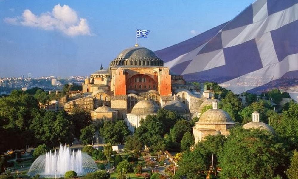 Φρίκαραν οι Τούρκοι-Έλληνας τουρίστας ξεδίπλωσε την ελληνική σημαία με φόντο την Αγία Σοφία.