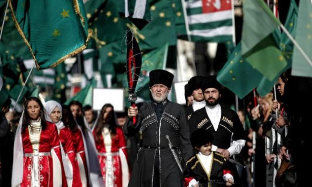 “Το χοντραίνει” ο Ερντογάν: Κίνηση που θα “αναστατώσει” τη Ρωσία- Η Τουρκία φιλοξένησε την πρώτη εκδήλωση για μια ανεξάρτητη Κιρκασία.