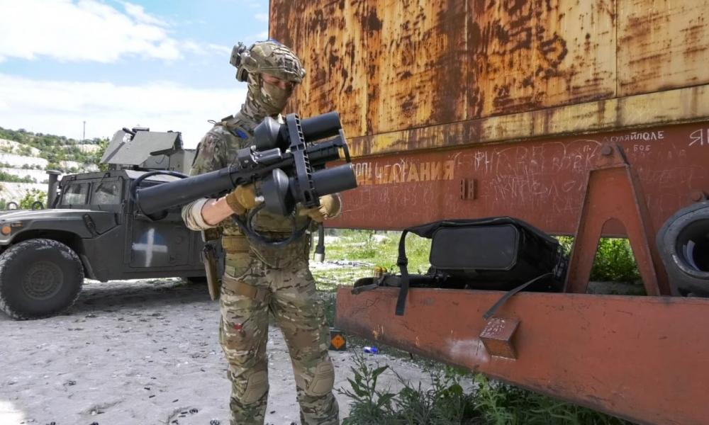 Ουκρανός κομάντο δείχνει τον εξοπλισμό των ουκρανικών ειδικών δυνάμεων