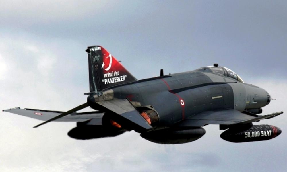 Δεξαμενή καυσίμων από τουρκικό F-4E Phantom έπεσε σε πάρκινγκ αυτοκινήτων στην Άγκυρα.