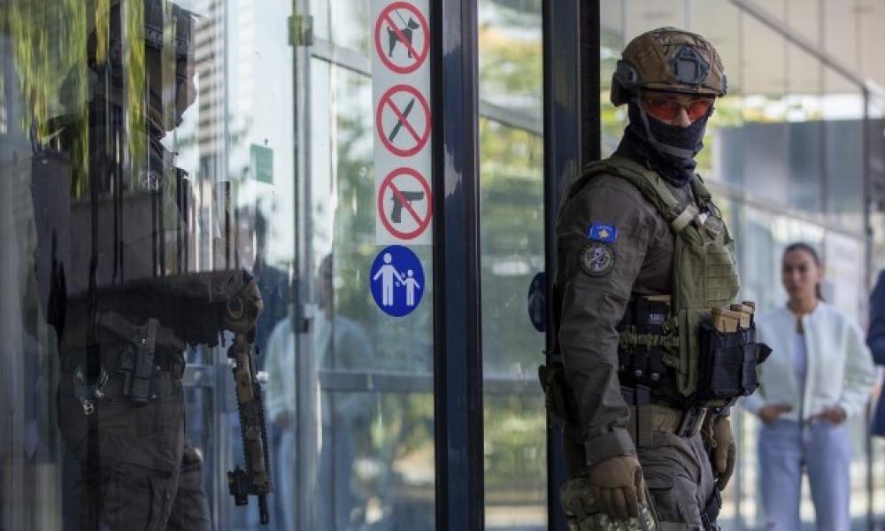 Βάζουν “φωτιά” στα Βαλκάνια οι Κοσοβάροι-Διεξάγουν ένοπλη επιχείρηση στην Μιτρόβιτσα αναζητώντας δήθεν Σέρβους “τρομοκράτες”.