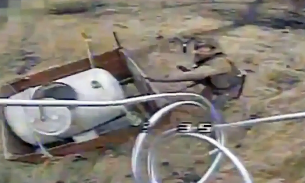 ουκρανικό FPV drone κυνηγά Ρώσο στρατιώτη που προσπαθεί να το ρίξει με κλαδί