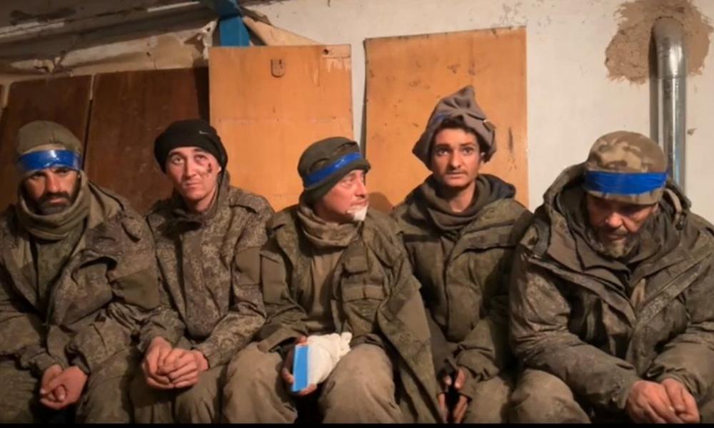 Ρώσοι αιχμάλωτοι στρατιώτες μεταξύ τους και ένας από το Νεπάλ