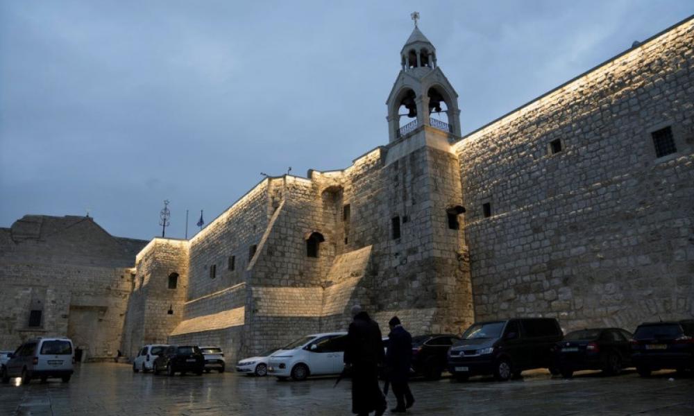 Μαύρα Χριστούγεννα φέτος στην Βηθλεέμ: Μέσα στον ναό προσεύχονται μόνο ελάχιστοι, ντόπιοι χριστιανοί κάτοικοι.