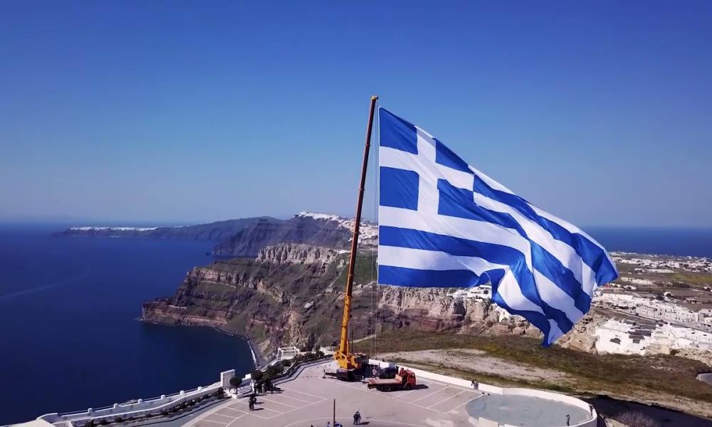 Η φασαρία για την Ροζ ελληνική σημαία και οι ”απαγορευμένες” ελληνικές ταινίες-κόμικ “60 χλμ έξω από την Άγκυρα”.
