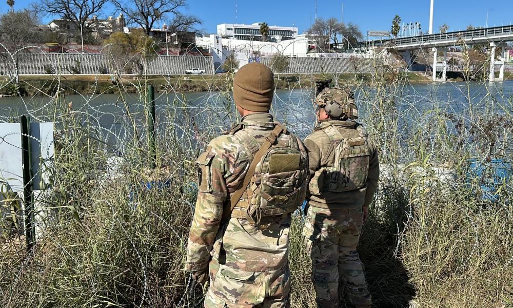 Newsweek: Οδηγούν τις ΗΠΑ στον Εμφύλιο-Η αποτυχία στην Ουκρανία και το κύμα μεταναστών προκαλεί τριγμούς στον Μπάιντεν.