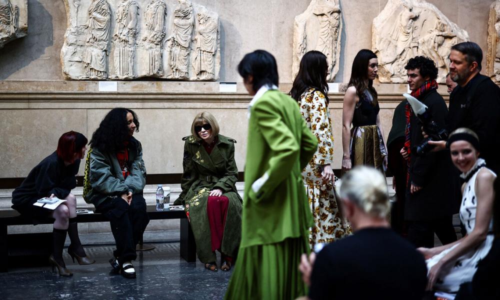 Ασέβεια του Βρετανικού Μουσείου! Τουρκοβρετανός διοργάνωσε επίδειξη μόδας στην αίθουσα των Γλυπτών του Παρθενώνα | Pentapostagma