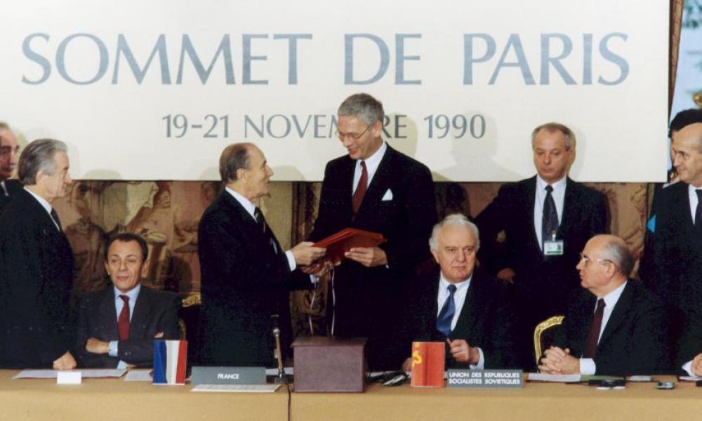 υπογραφή της Συνθήκης για τις Συμβατικές Ένοπλες Δυνάμεις της Ευρώπης (CFE)