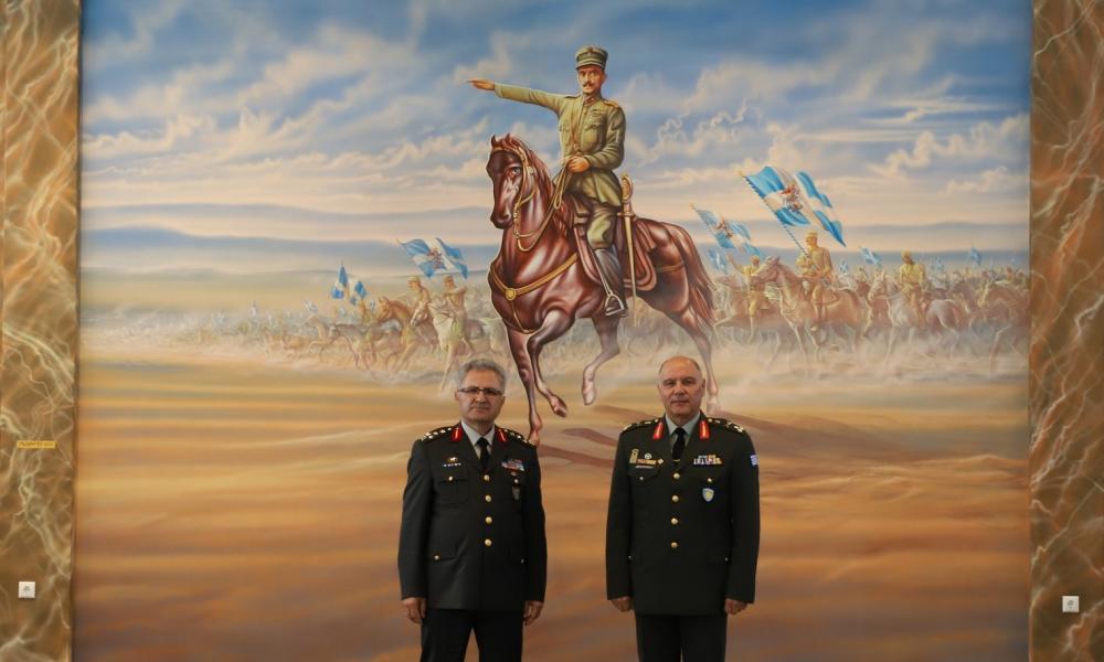 Κεμάλ αυτοί...Πλαστήρα εμείς-Φωτογραφία του Τούρκου Στρατηγού με φόντο τον “Μαύρο καβαλάρη” που έτρεμαν.