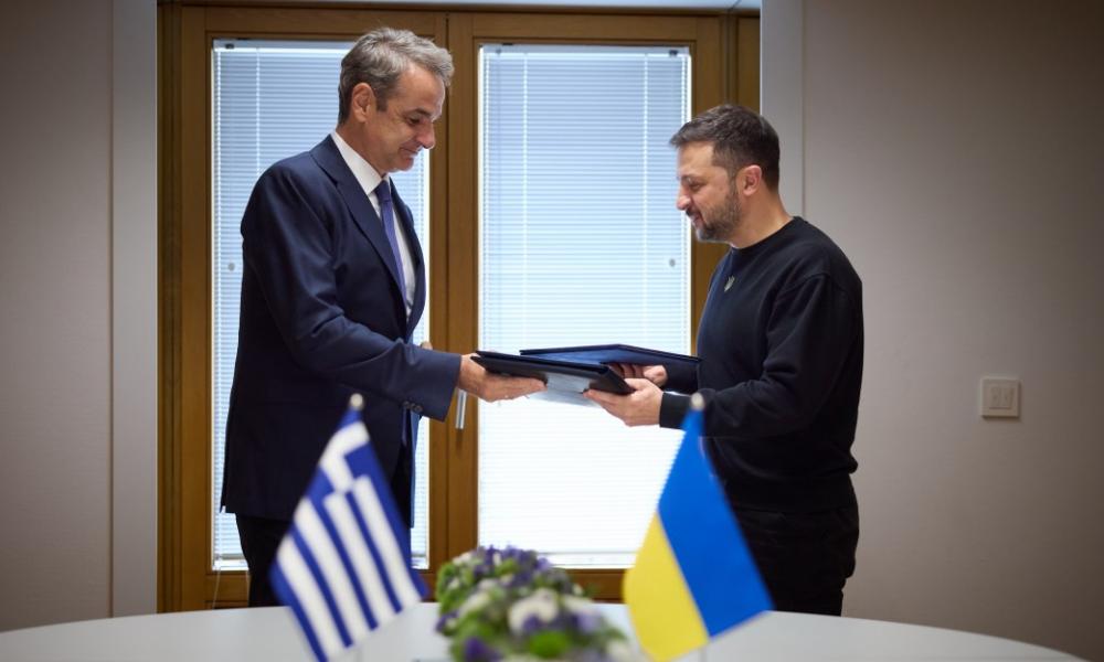 Τι θέλει η Αλεπού στο παζάρι; Η Ελλάδα δεσμεύεται να συμμετάσχει στην εκπαίδευση Ουκρανών πιλότων.