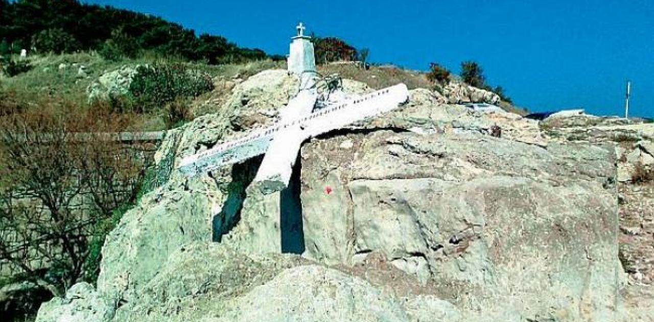 Κάτω τά χέρια ἀπό τά ἱερά μας σύμβολα! | Pentapostagma