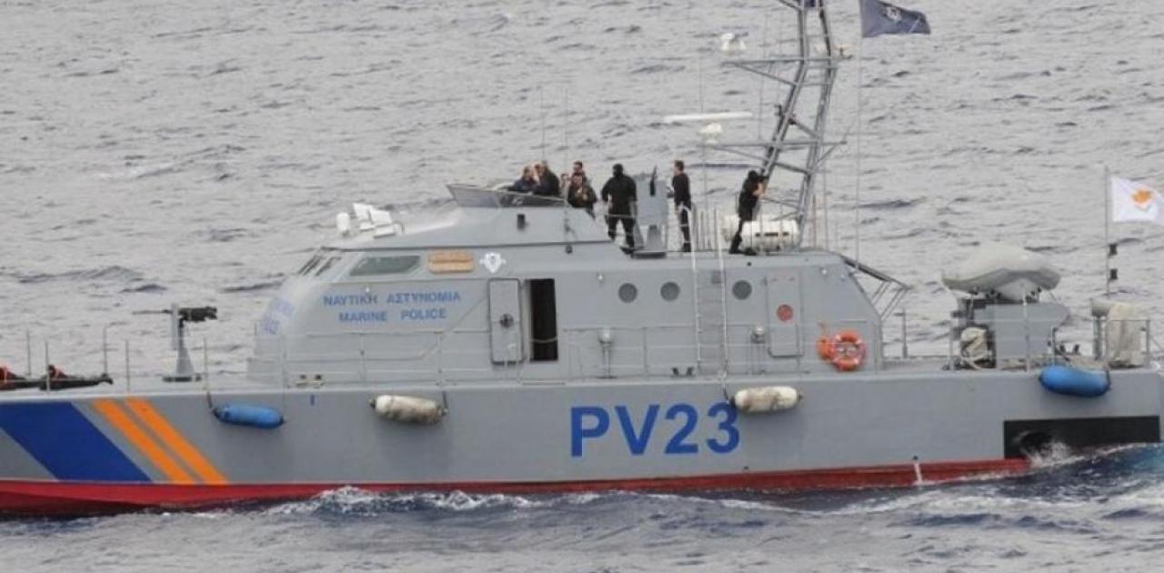 Οι Κύπριοι δεν «μασάνε».  Η ακτοφυλακή πυροβολεί στο σκάφος τουρκικών εμπόρων