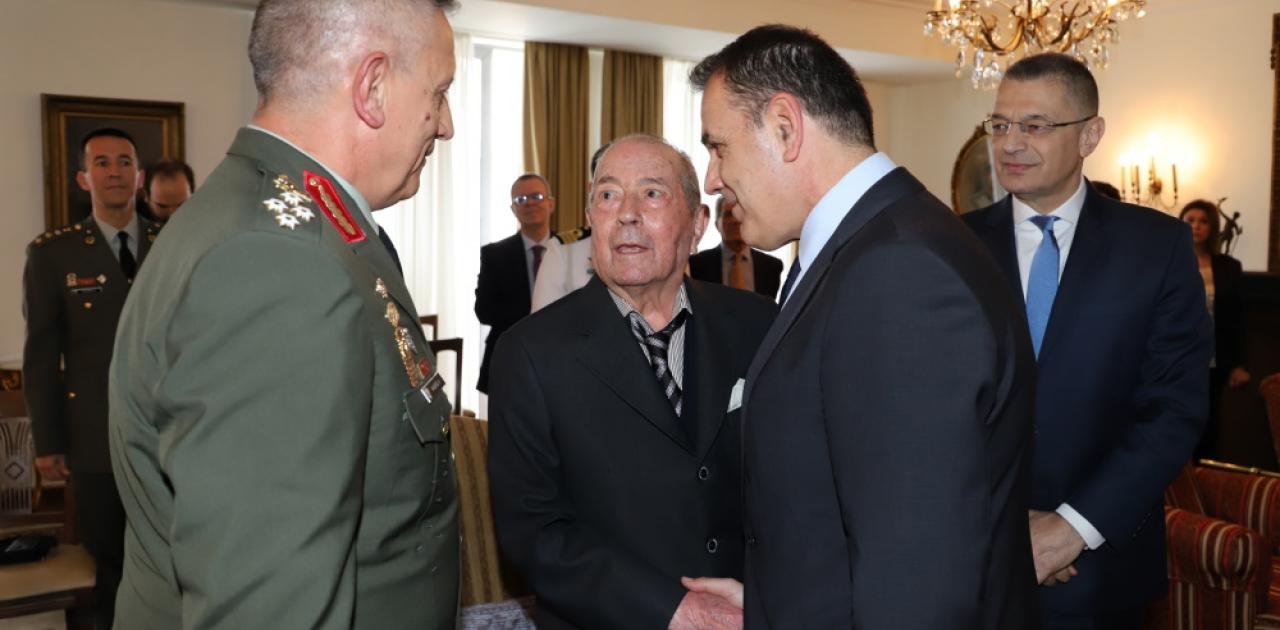 Ιάκωβος Τσούνης: Δωρεά στις Ένοπλες Δυνάμεις 23 εκατ. ευρώ και 60 αποβατικά  σκάφη | Pentapostagma