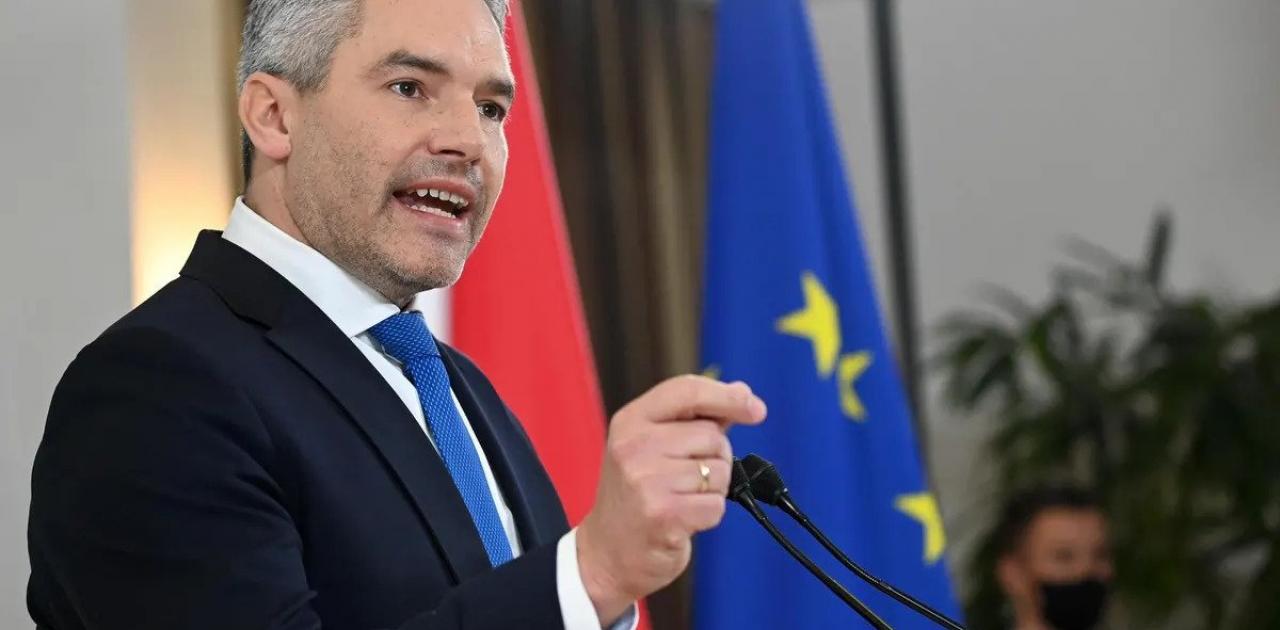 Cancelliere austriaco al Forum Delfi: l’Europa va protetta dagli immigrati – Finanziamenti per il muro di Evros