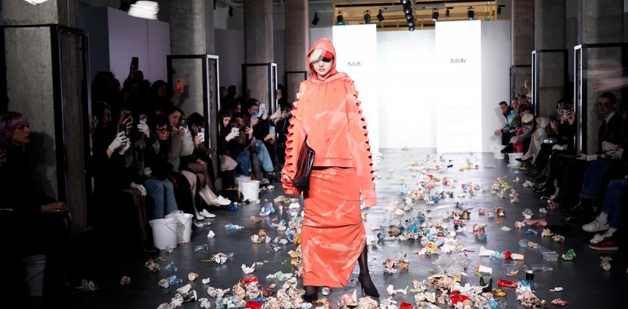 Μιλάνο: Θεατές πετούσαν τα... σκουπίδια τους σε επίδειξη μόδας (βίντεο) |  Pentapostagma