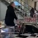 άντρας σπάει μαγαζί με καλλυντικά