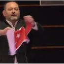 Λαγός σκίζει τουρκική σημαία
