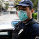 Αστυνομικός με μάσκα
