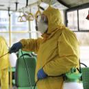 Ειδικοί απολυμαίνουν μέσα μαζικής μεταφοράς για τον κορωνοϊό