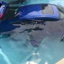 αυτοκίνητο σε πισίνα