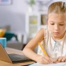 κορίτσι με λαπτοπ