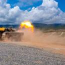 άρματα μάχης και ελικόπτερα Apache 
