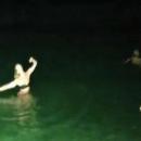 Ζεϊμπέκικο μέσα στη θάλασσα