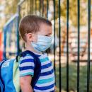 παιδί με μάσκα