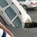 αμάξι σε λακκούβα