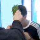  μαθητές φίλησαν τον ίδιο σταυρό