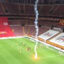 φωτοβολίδα στο γήπεδο