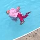 μωρό σε πισίνα