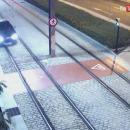 Μεθυσμένη οδηγεί πάνω σε ράγες