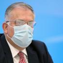 Τάκης Θεοδωρικάκος με μάσκα