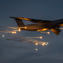 C-17 εκτοξεύει flares